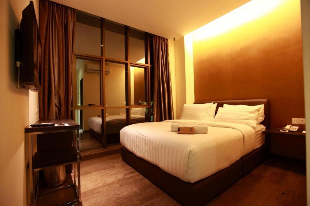 Starz Hotel Keluang Exterior foto
