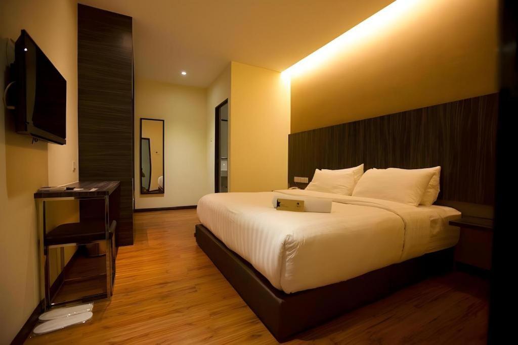 Starz Hotel Keluang Exterior foto