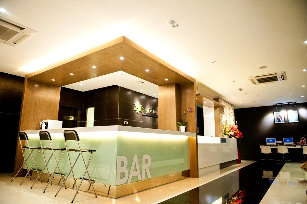 Starz Hotel Keluang Exterior foto